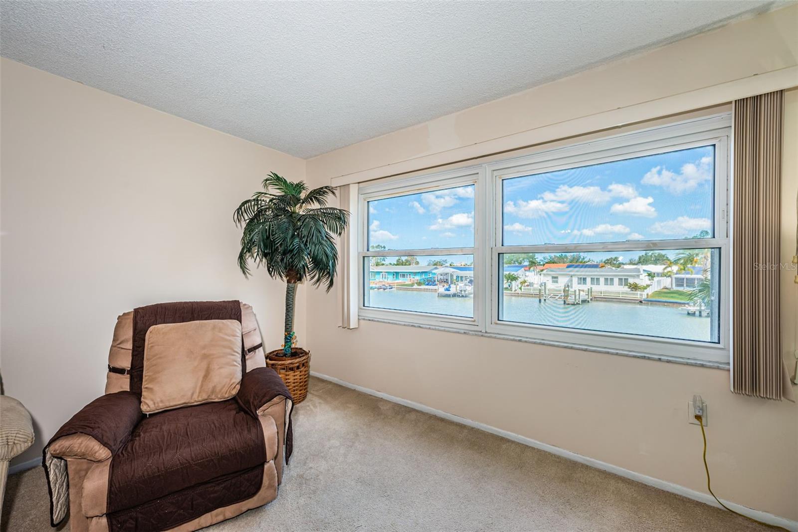 Image 22 of 62 For 4725 Cove Circle 210