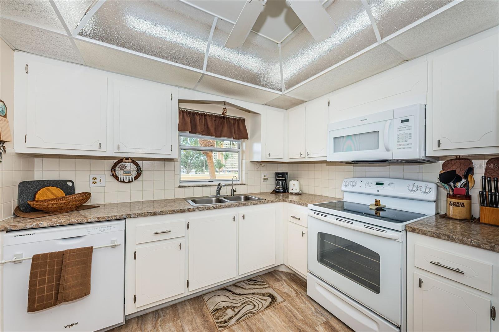 Image 9 of 62 For 4725 Cove Circle 210