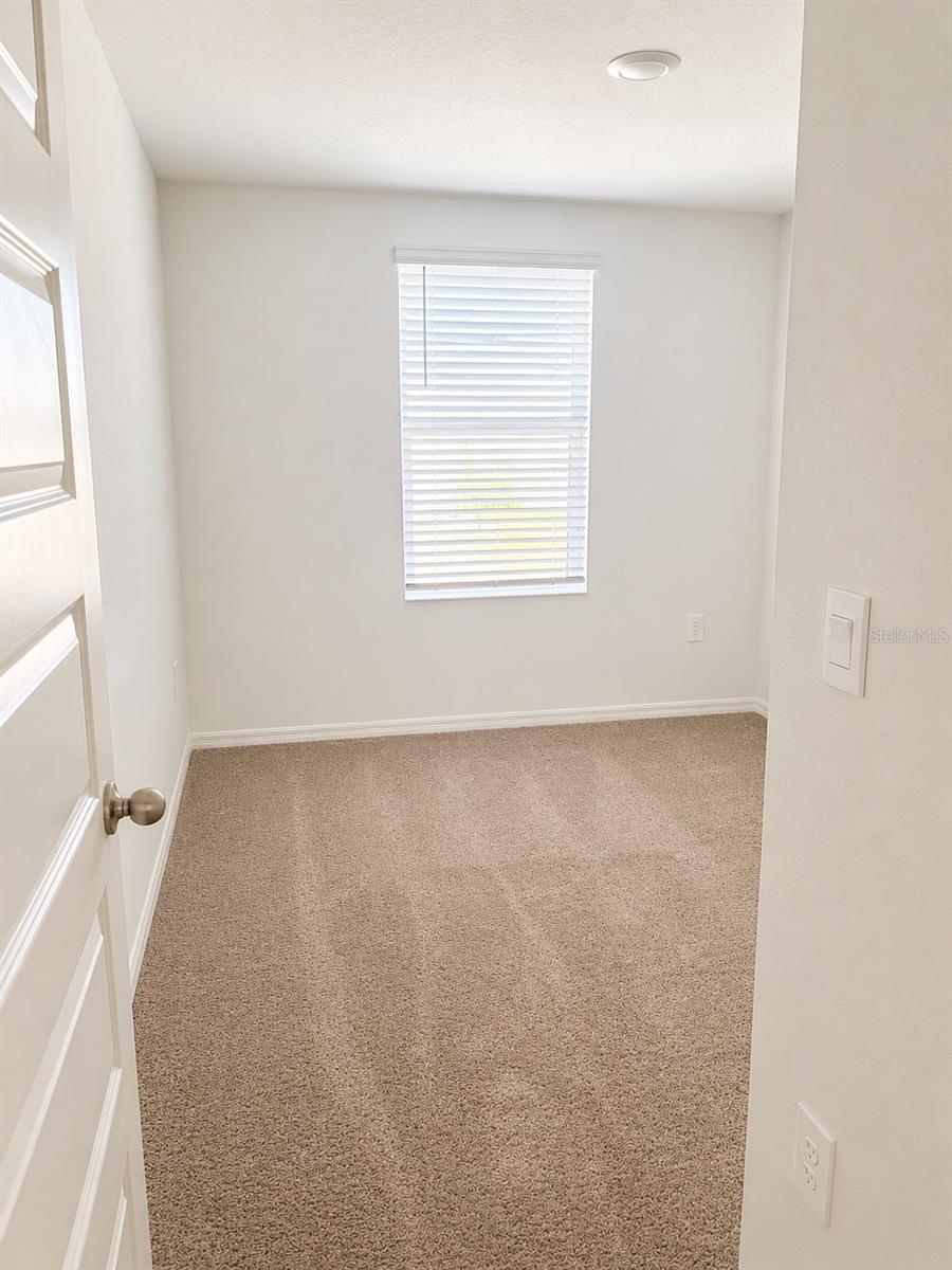 Listing photo id 4 for 4615 Linda Drive