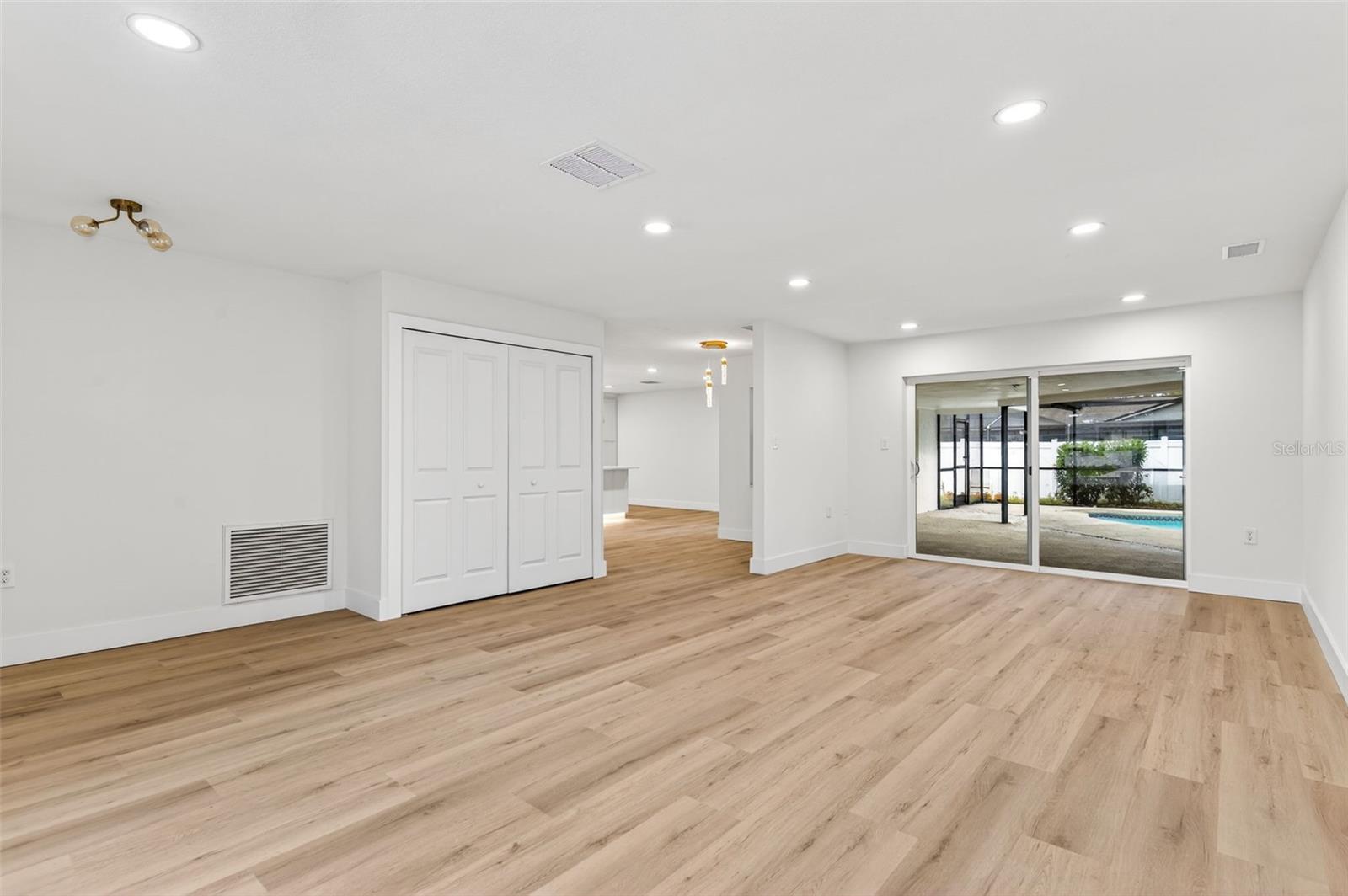 Listing photo id 8 for 3041 Oak Cove Drive