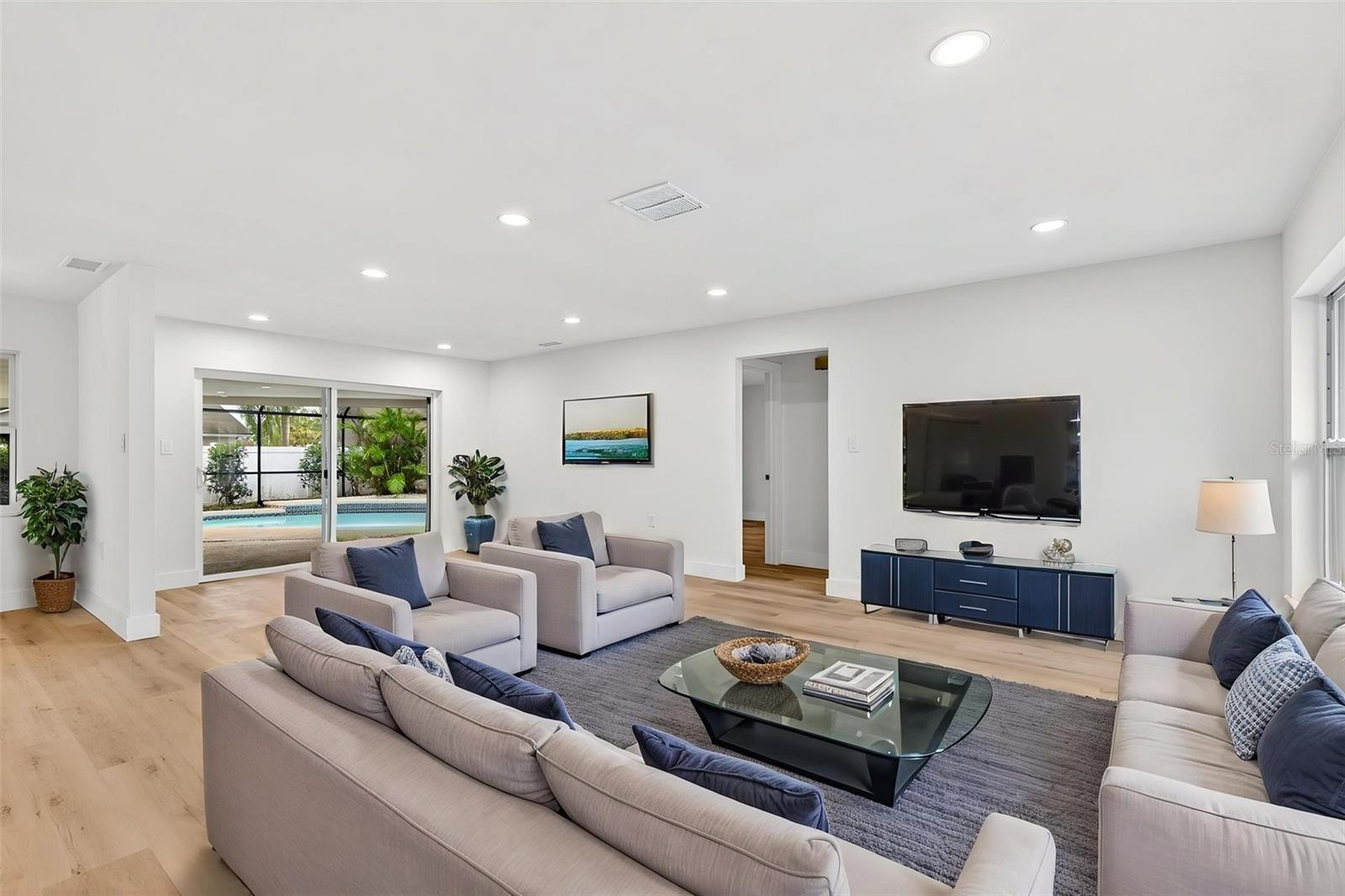 Listing photo id 9 for 3041 Oak Cove Drive