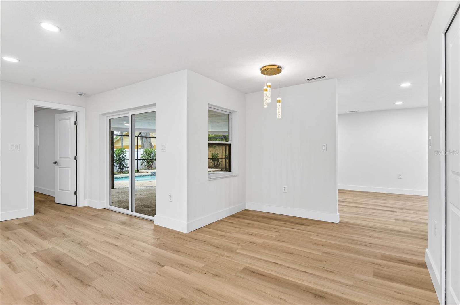 Listing photo id 10 for 3041 Oak Cove Drive
