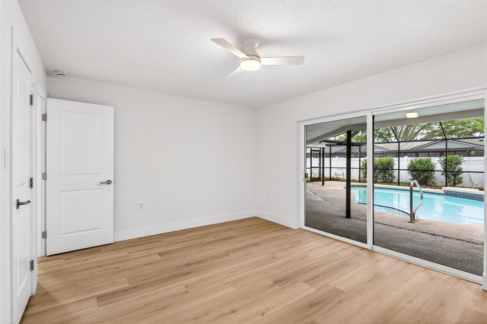 Listing photo id 13 for 3041 Oak Cove Drive