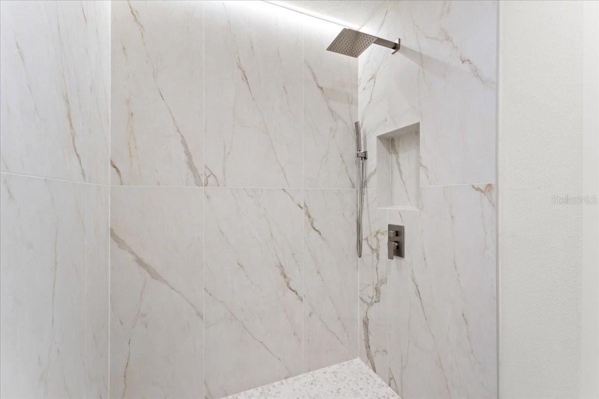 Listing photo id 16 for 3041 Oak Cove Drive
