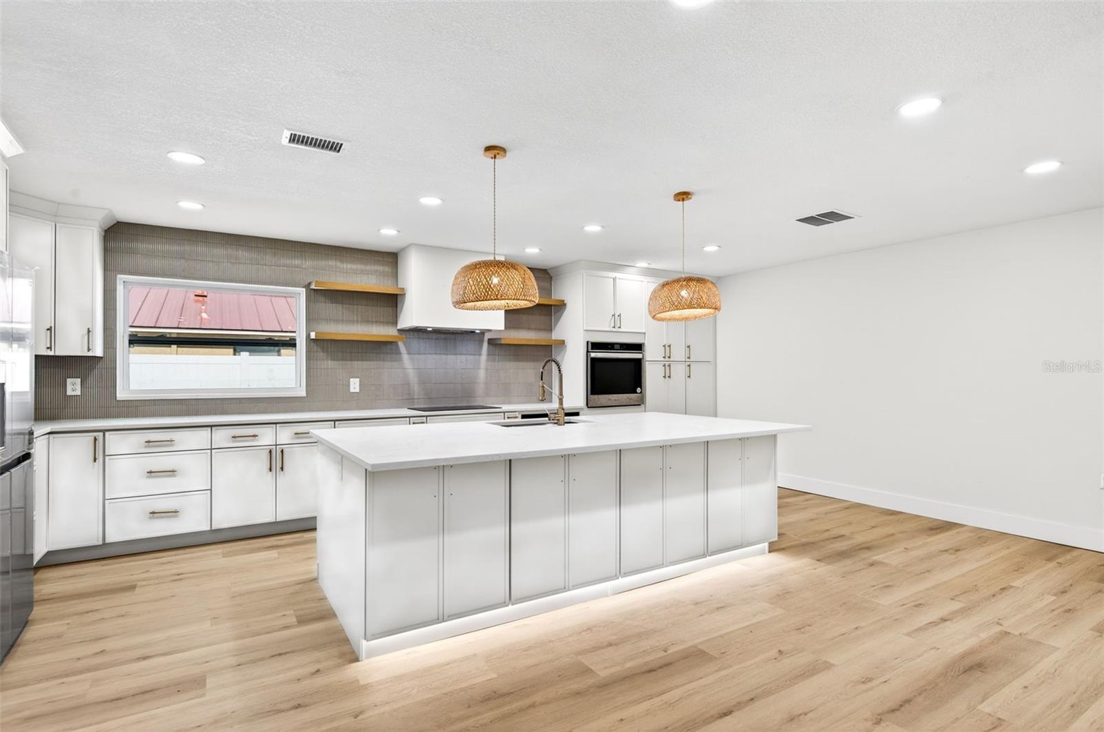 Listing photo id 1 for 3041 Oak Cove Drive