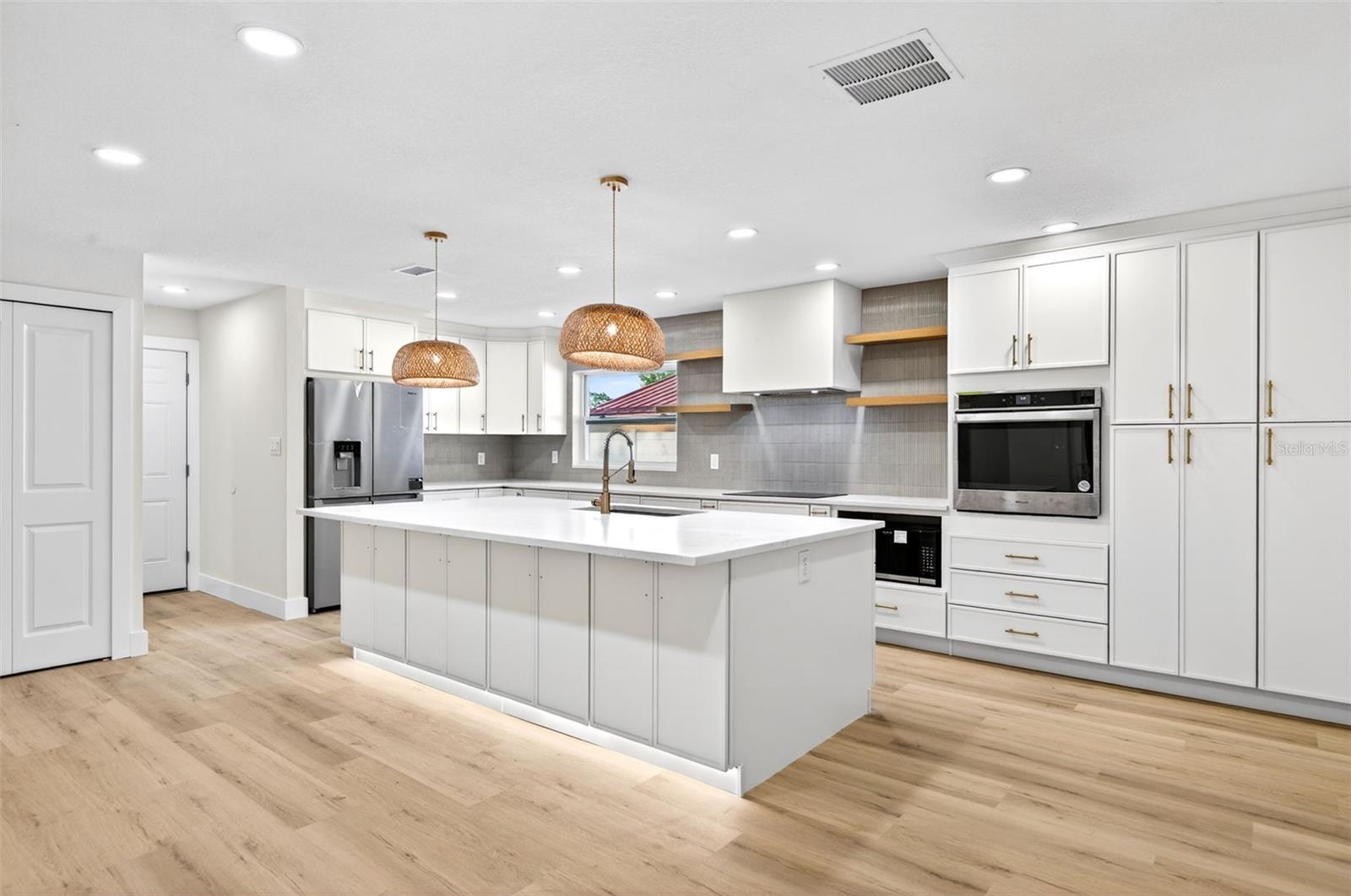 Listing photo id 2 for 3041 Oak Cove Drive