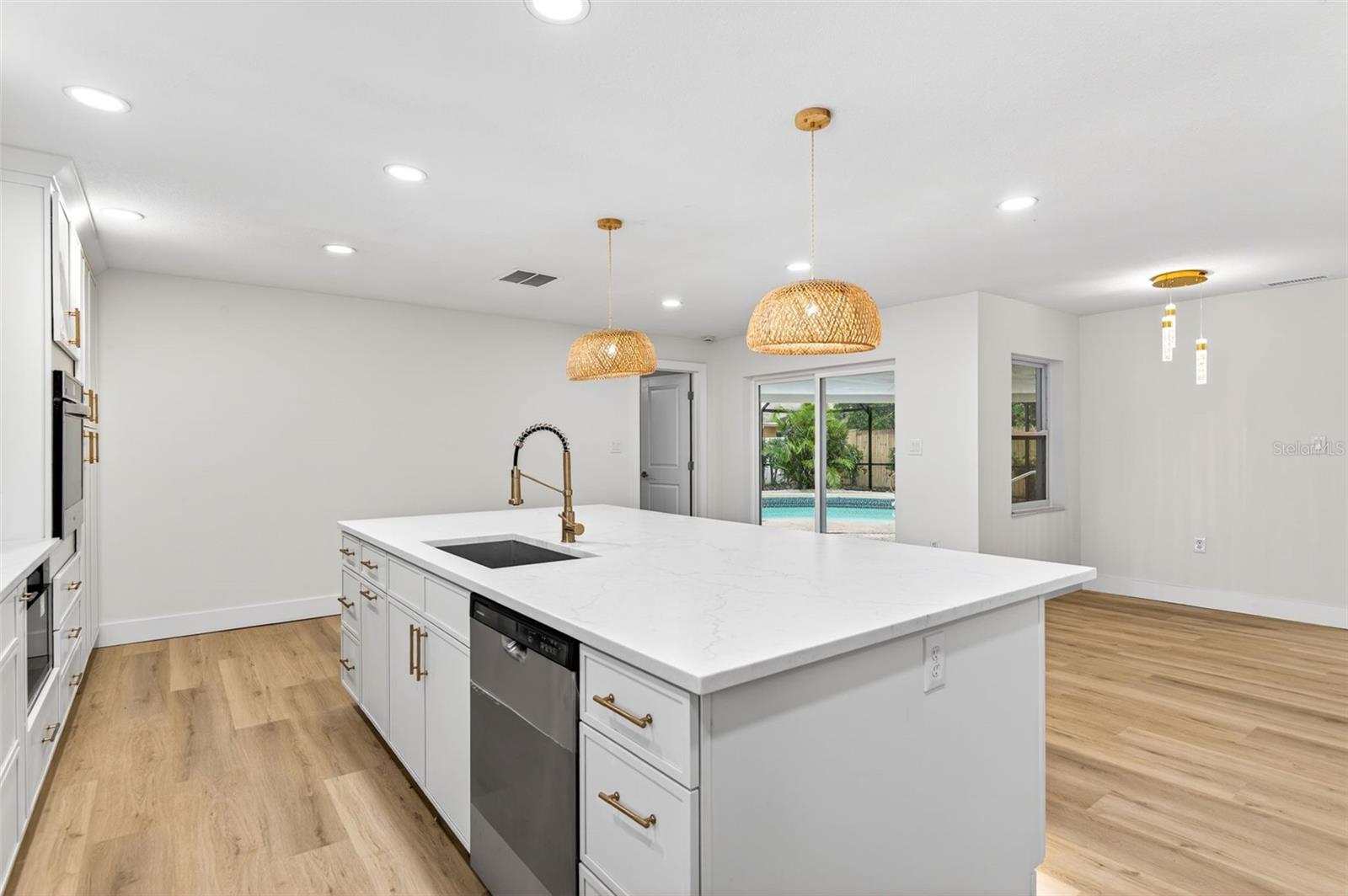 Listing photo id 3 for 3041 Oak Cove Drive