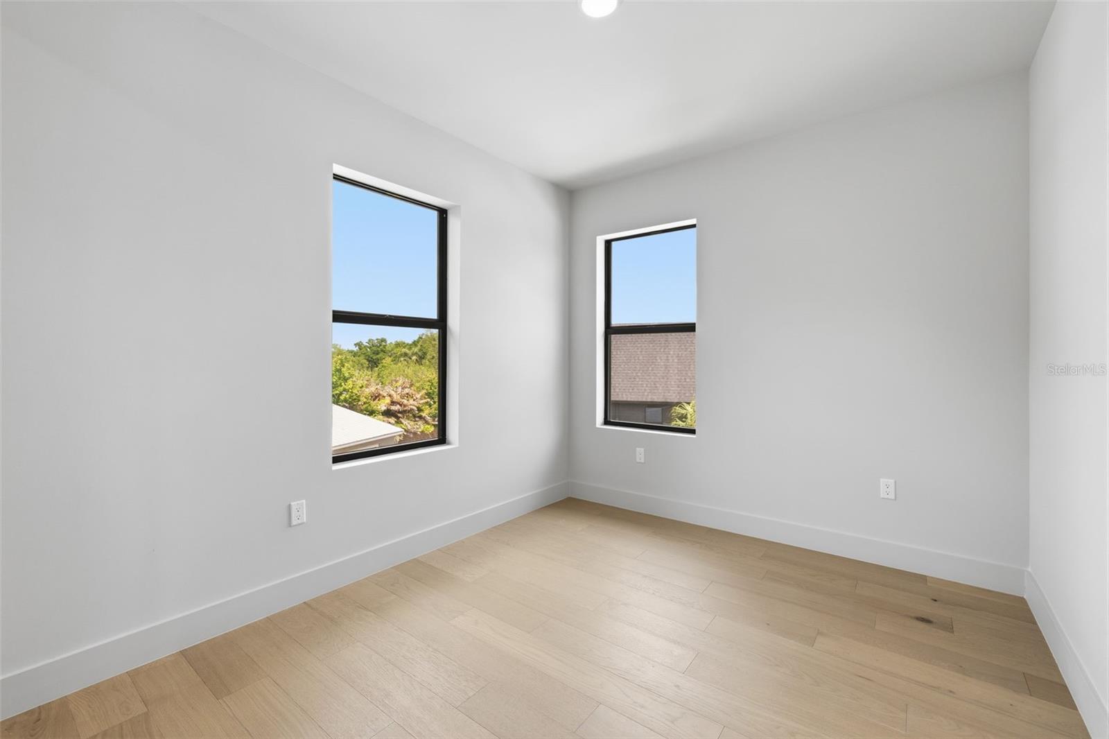 Image 27 of 46 For 2301 Ridgewood Avenue