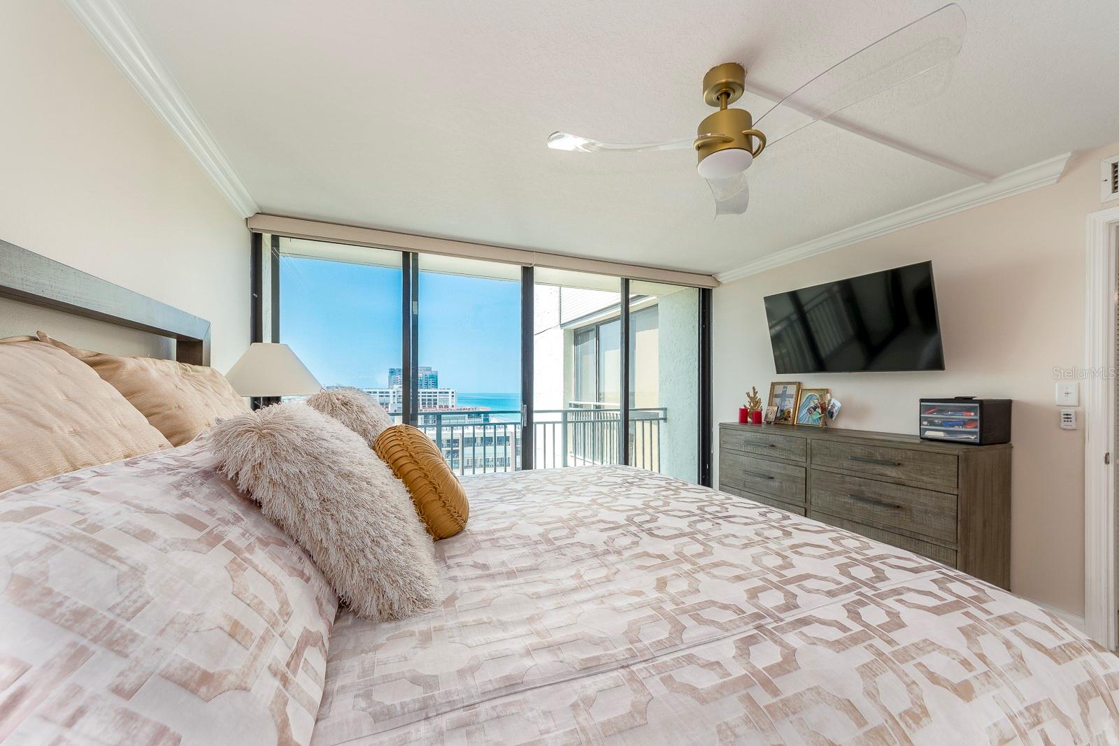 Listing photo id 10 for 1390 Gulf Boulevard 1203