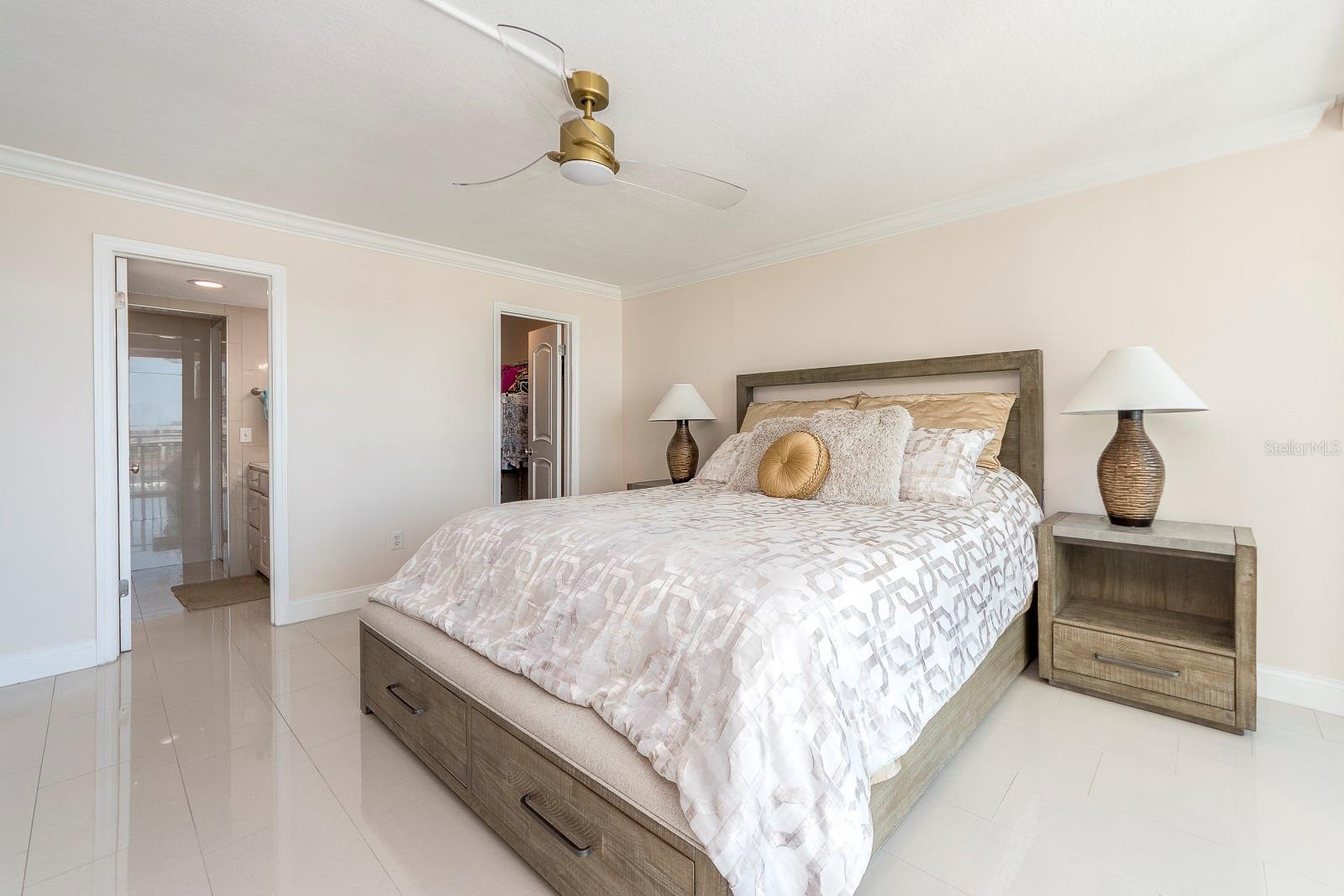 Listing photo id 11 for 1390 Gulf Boulevard 1203