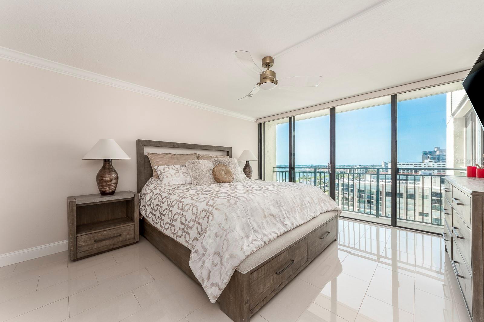 Listing photo id 12 for 1390 Gulf Boulevard 1203