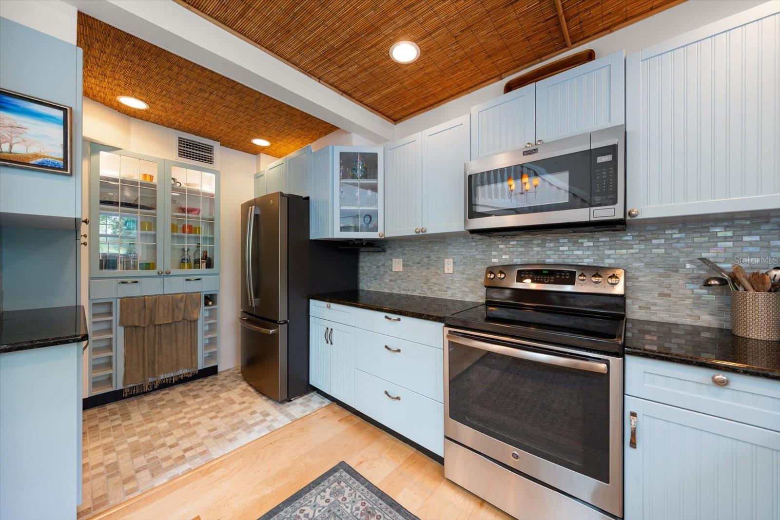 Listing photo id 10 for 236 Shore Drive