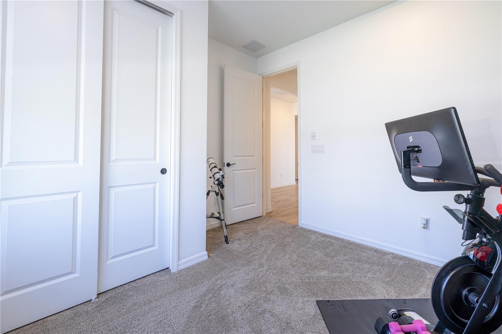 Listing photo id 5 for 6952 Rosy Sky Avenue