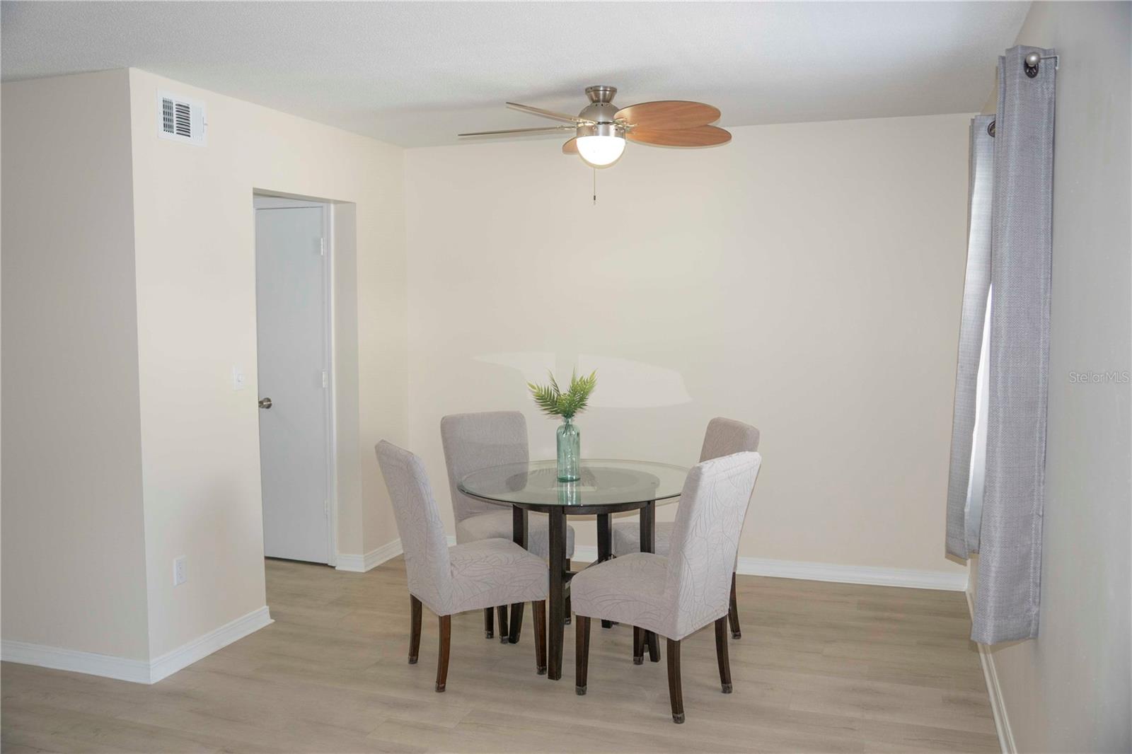 Image 4 of 22 For 6940 A Sunset Drive S 2d