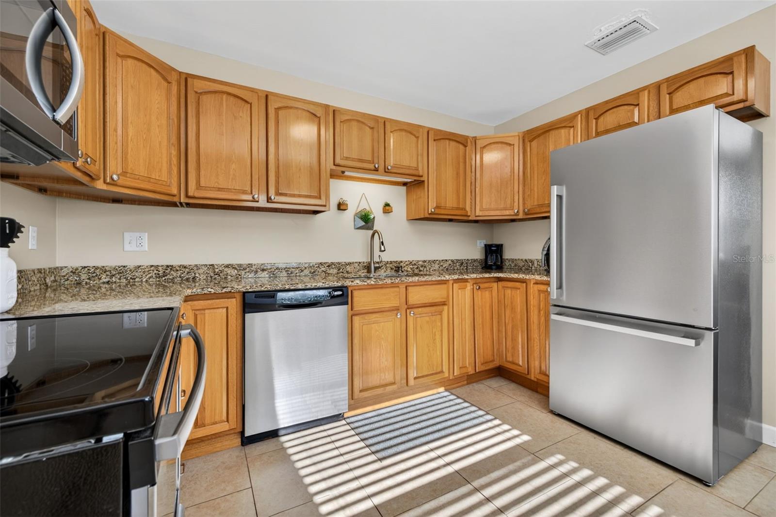 Listing photo id 9 for 2301 36th Avenue N