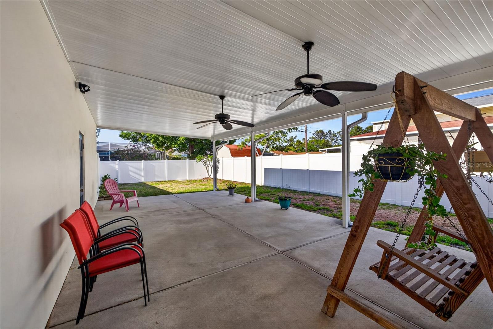Listing photo id 13 for 2301 36th Avenue N