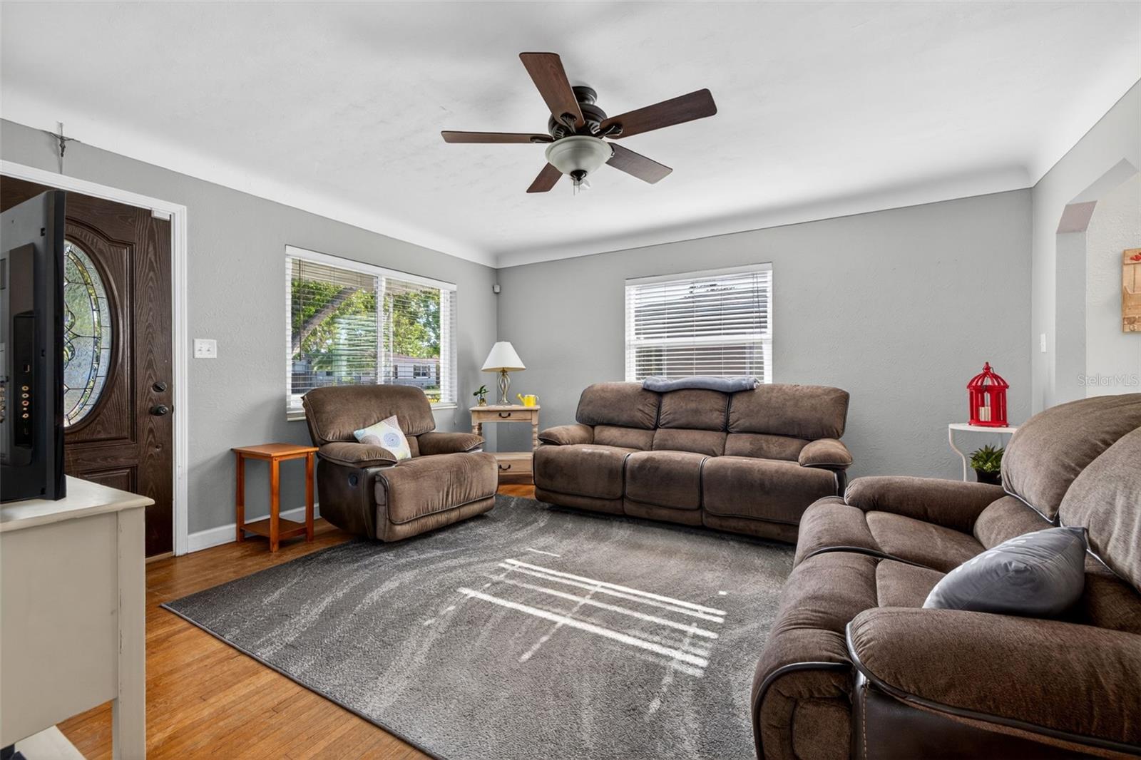 Listing photo id 2 for 2301 36th Avenue N