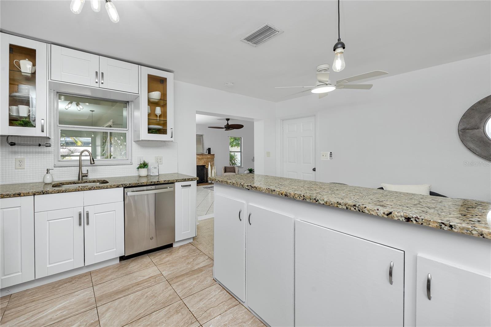 Listing photo id 9 for 6482 20th Street N