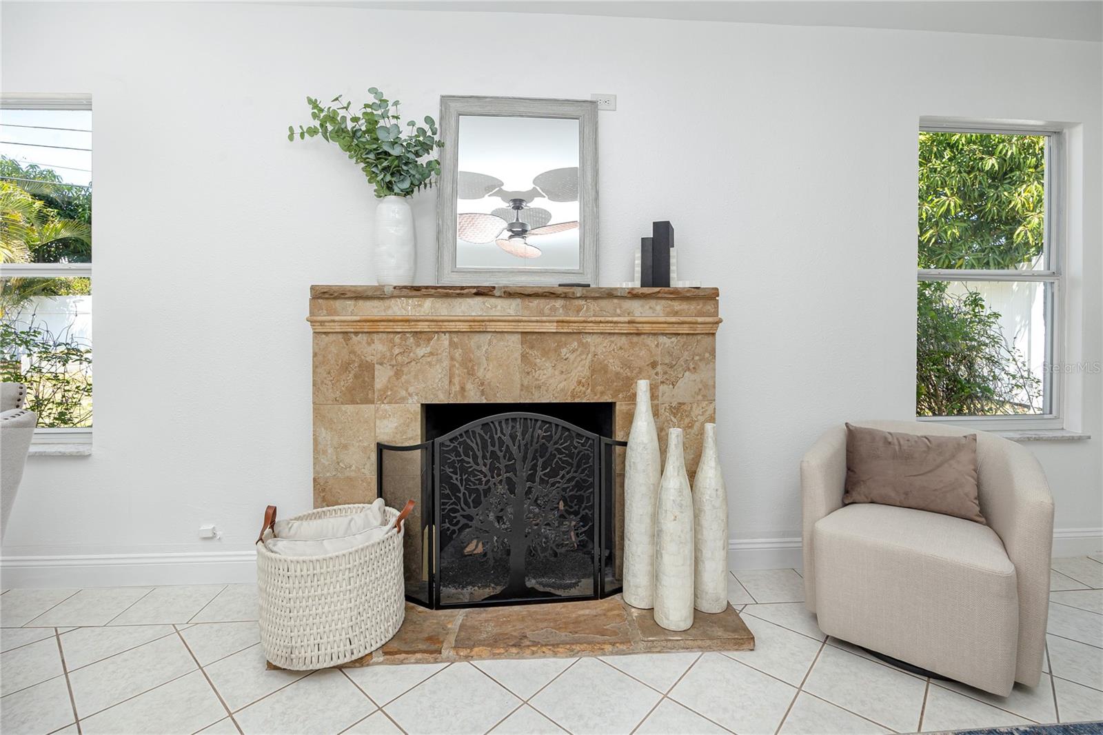 Listing photo id 13 for 6482 20th Street N