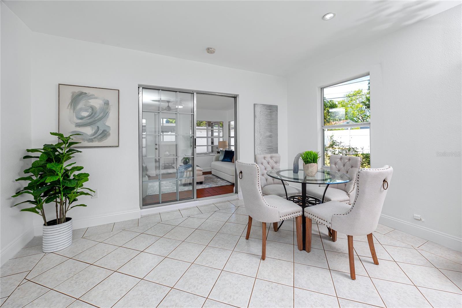 Listing photo id 14 for 6482 20th Street N