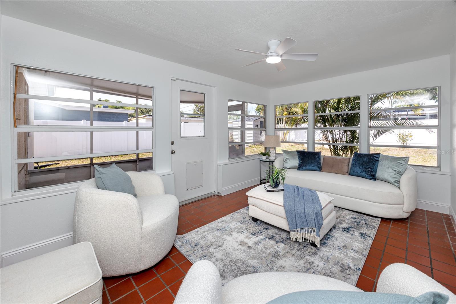 Listing photo id 16 for 6482 20th Street N