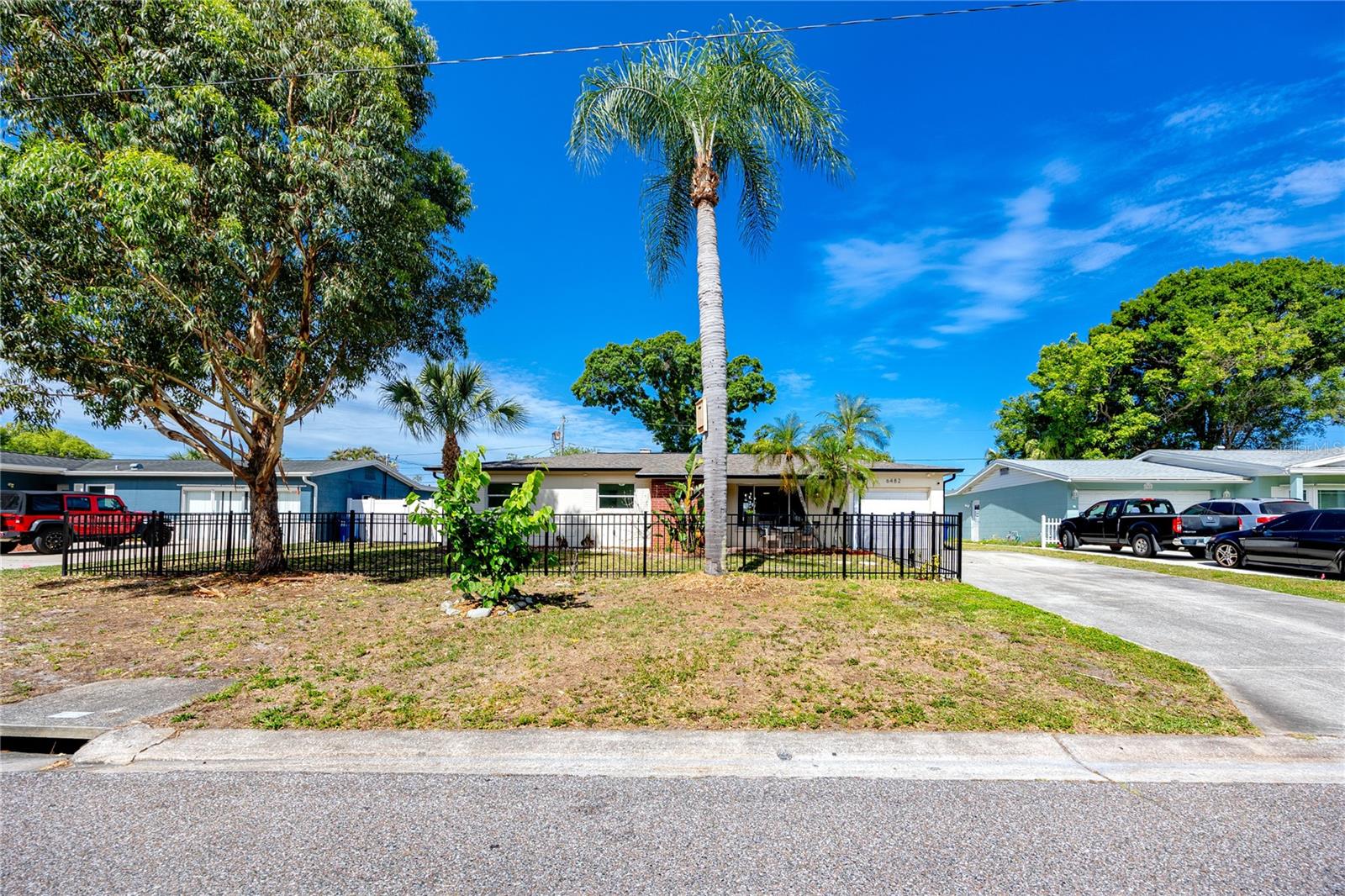 Listing photo id 0 for 6482 20th Street N