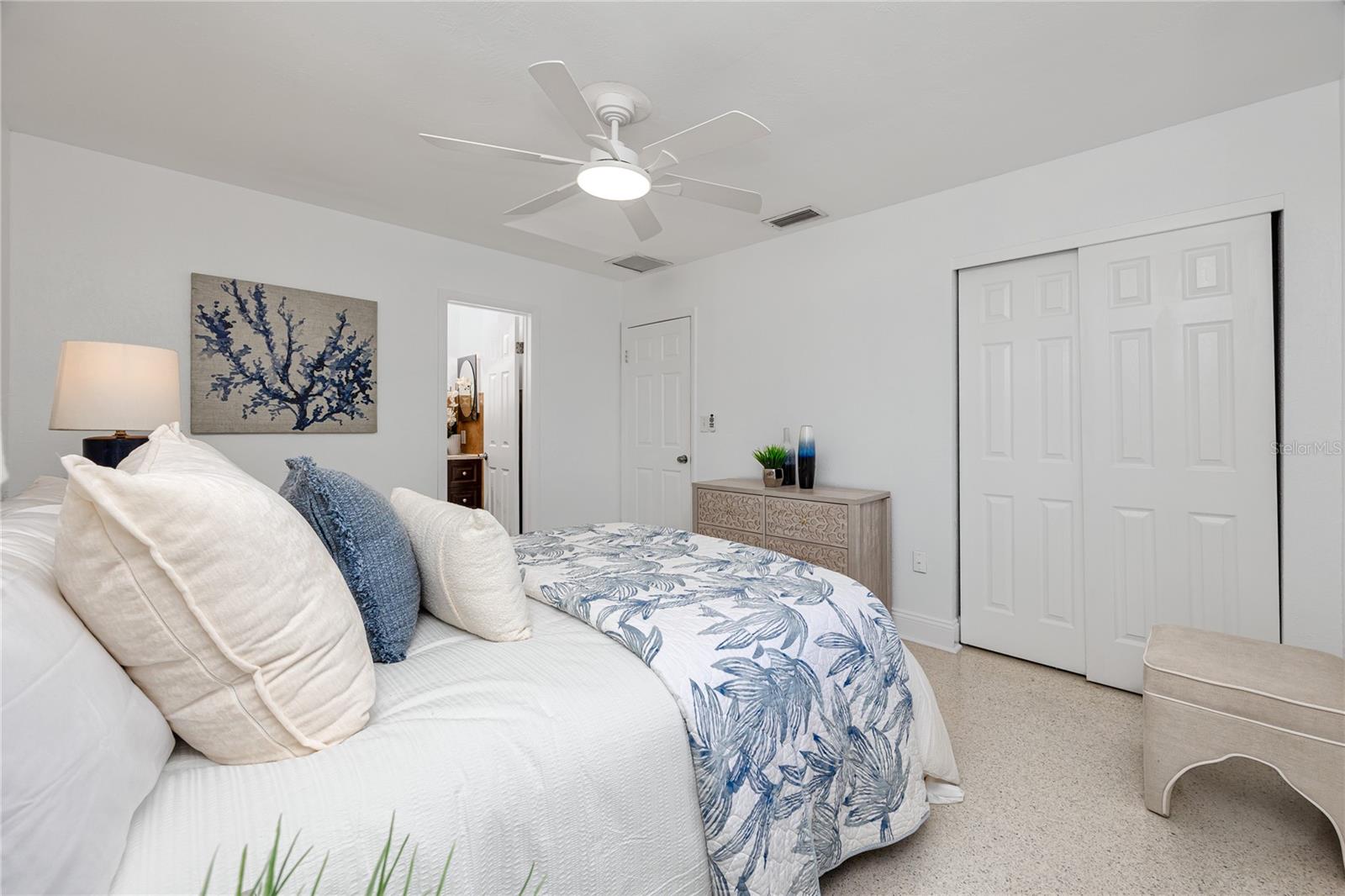 Listing photo id 18 for 6482 20th Street N