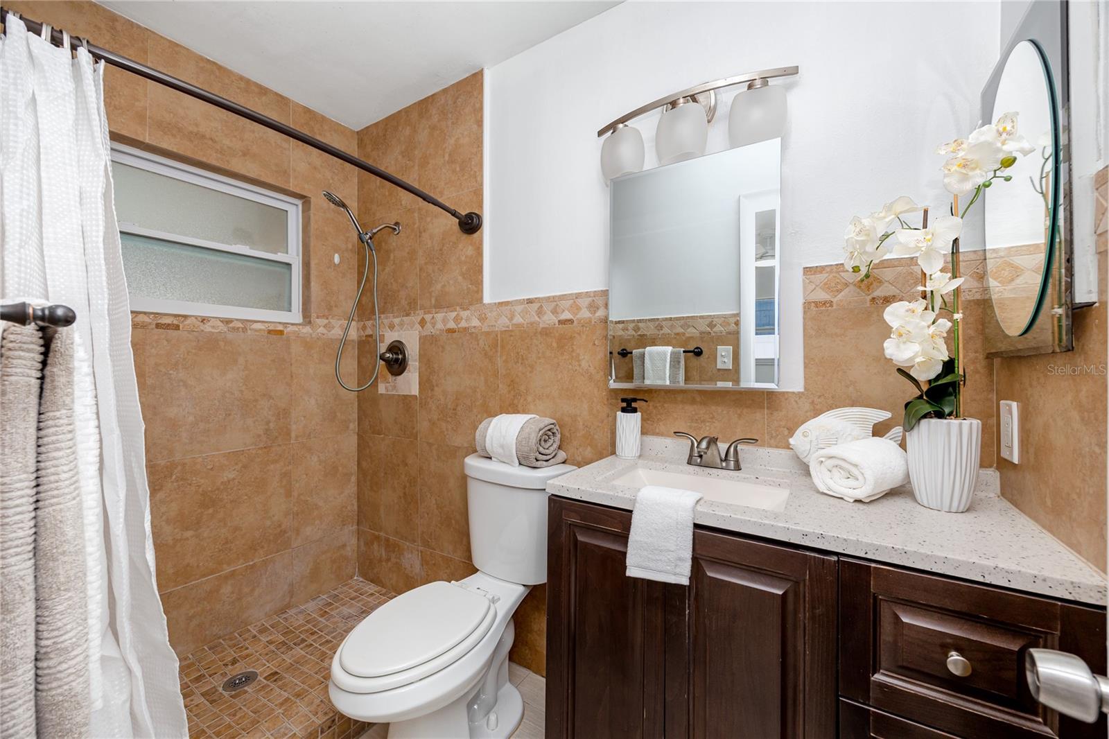 Listing photo id 19 for 6482 20th Street N