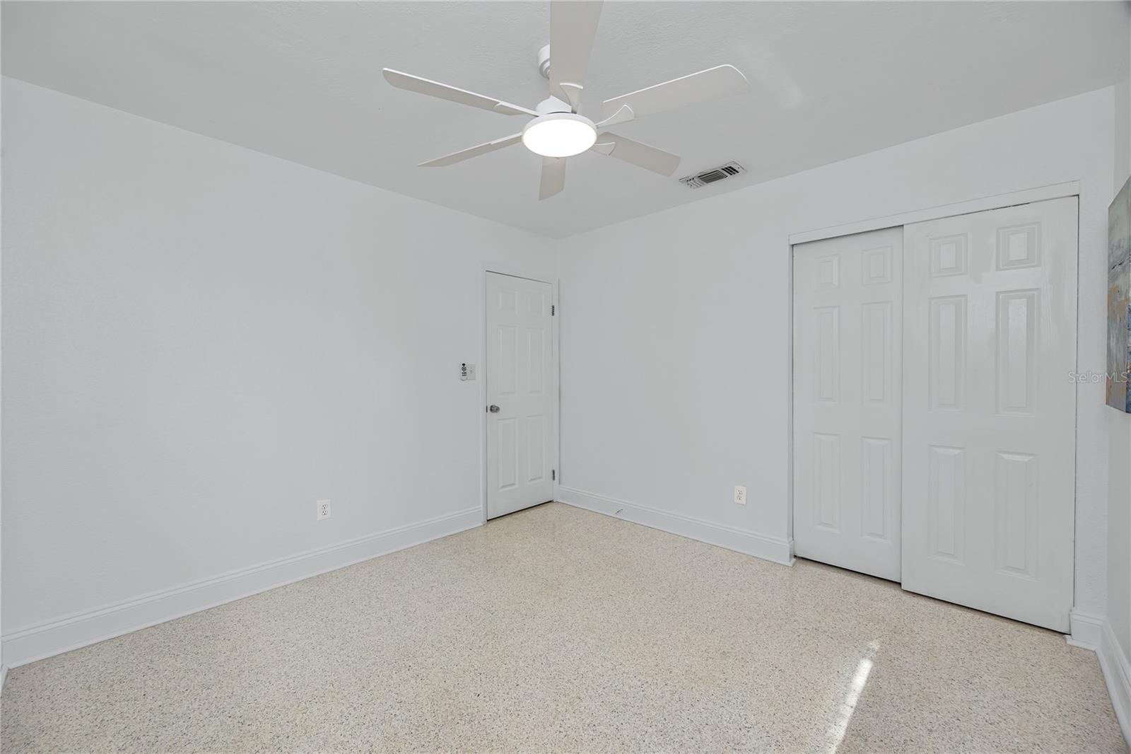 Listing photo id 21 for 6482 20th Street N