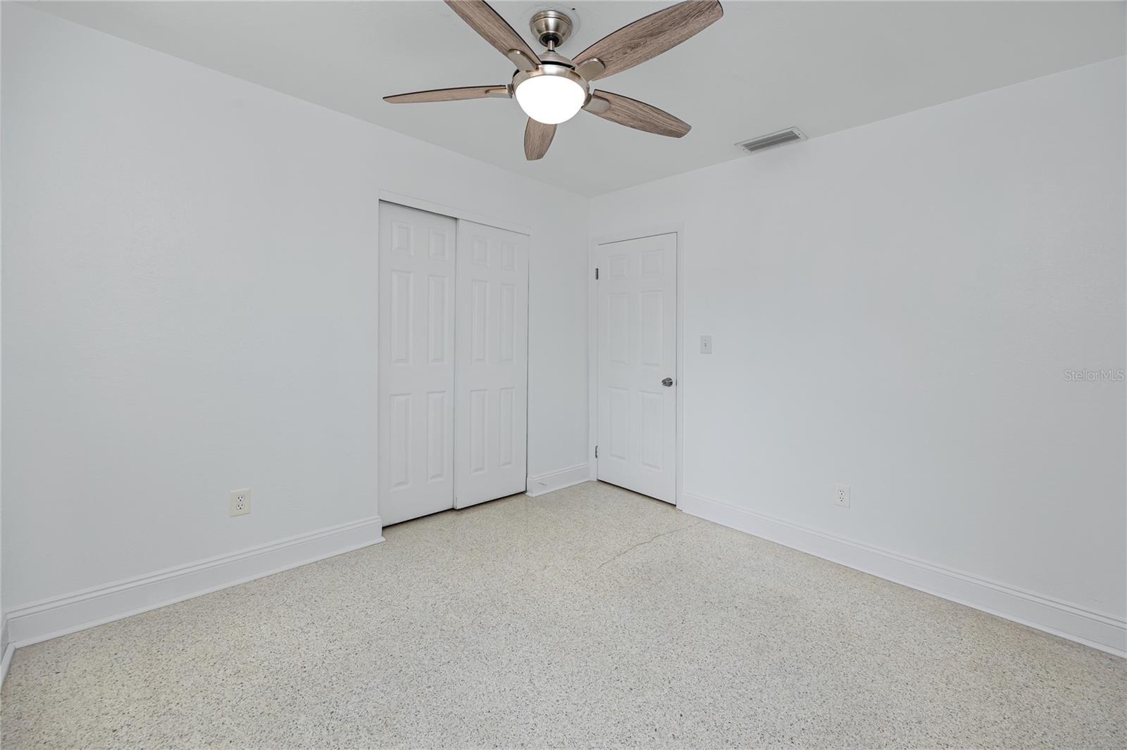 Listing photo id 24 for 6482 20th Street N