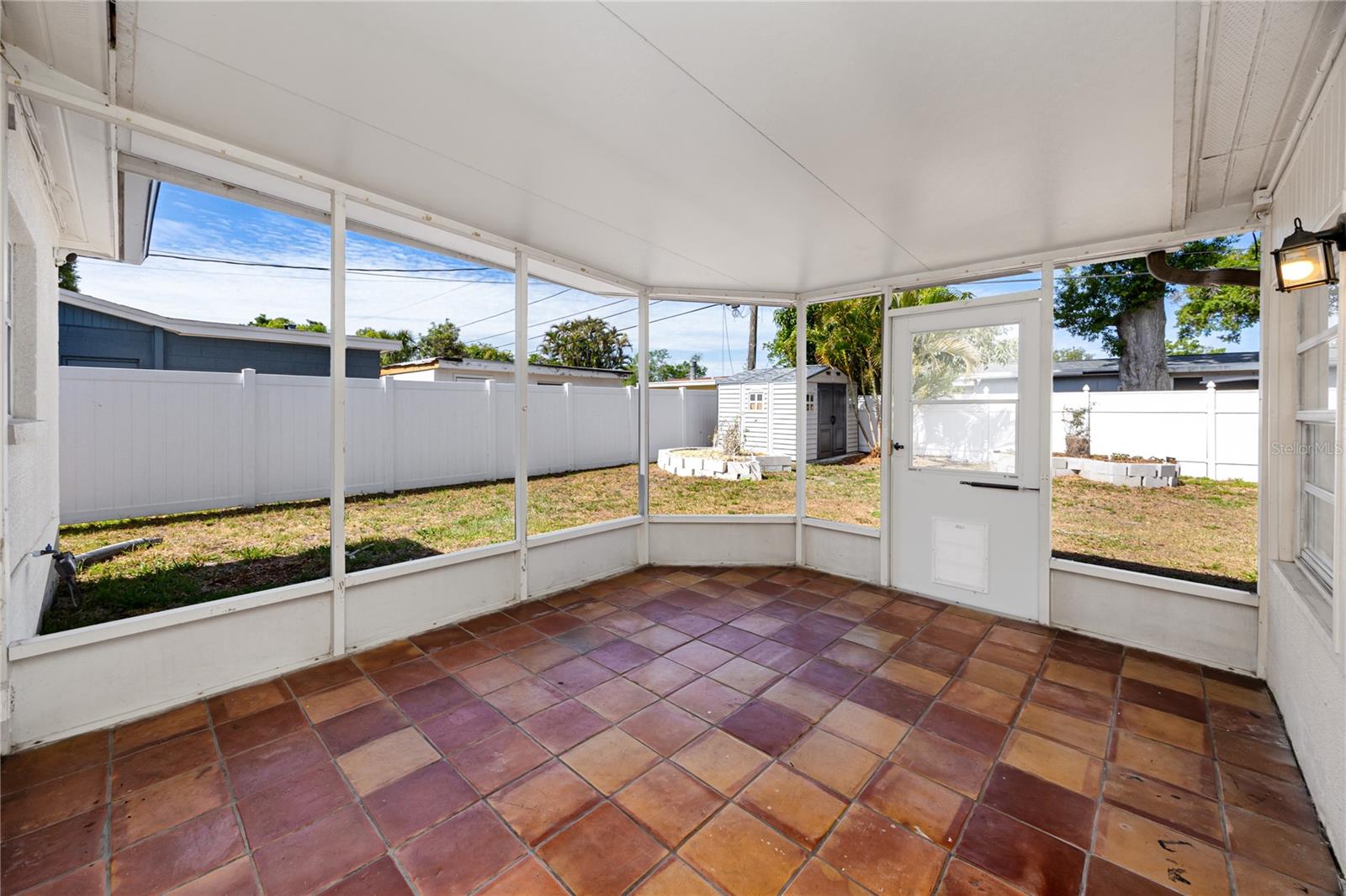 Listing photo id 25 for 6482 20th Street N