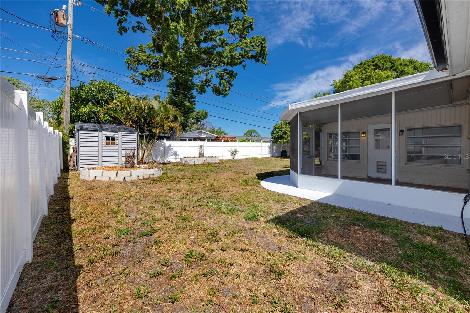 Listing photo id 26 for 6482 20th Street N