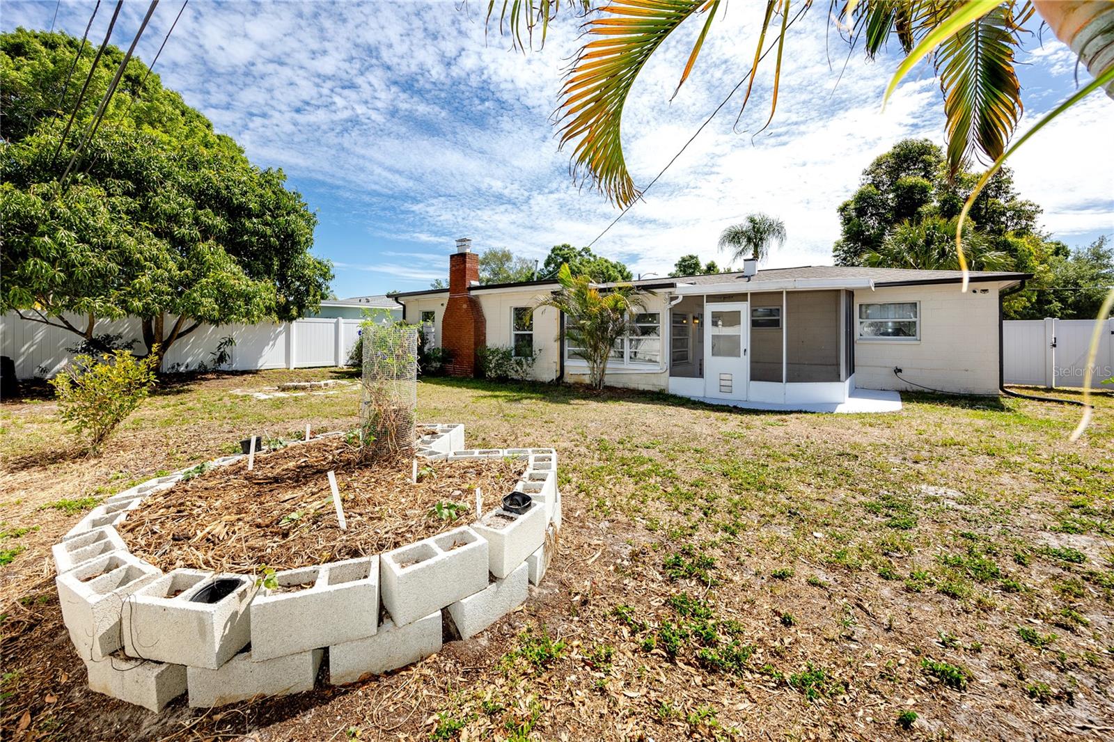 Listing photo id 27 for 6482 20th Street N