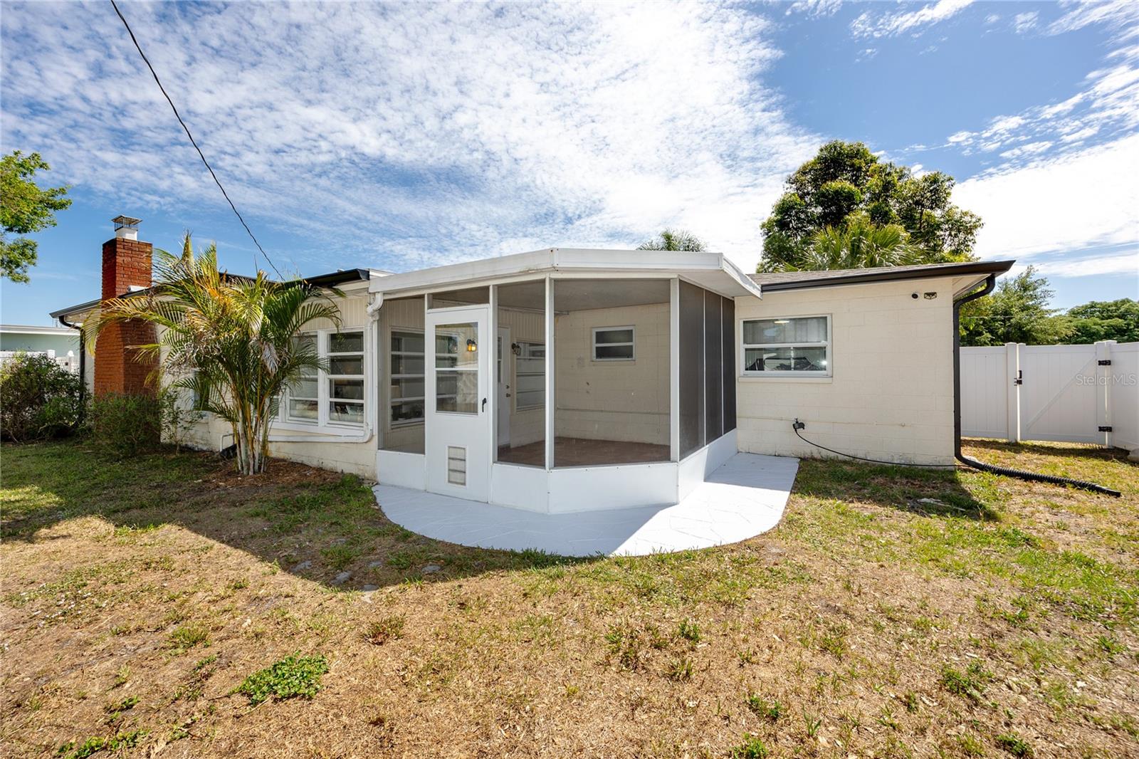 Listing photo id 28 for 6482 20th Street N