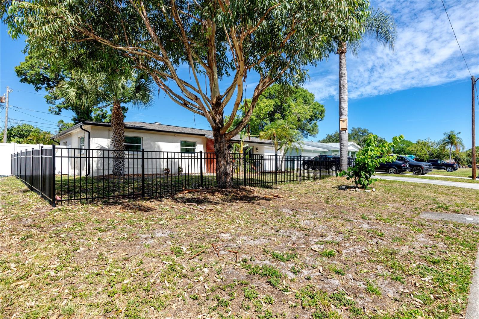 Listing photo id 33 for 6482 20th Street N