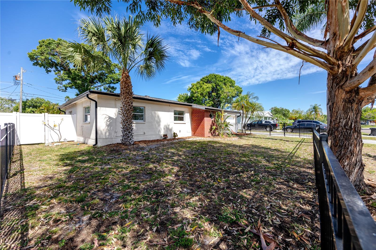 Listing photo id 34 for 6482 20th Street N