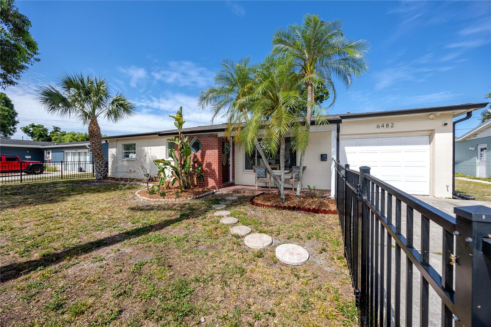 Listing photo id 35 for 6482 20th Street N