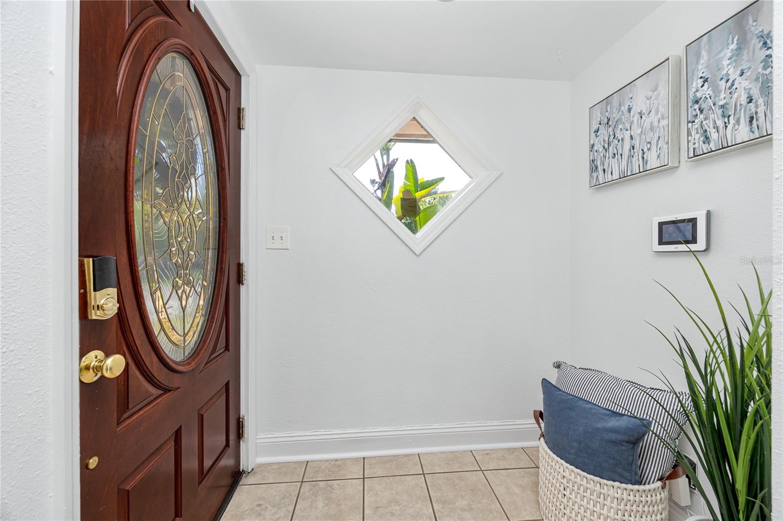 Listing photo id 2 for 6482 20th Street N