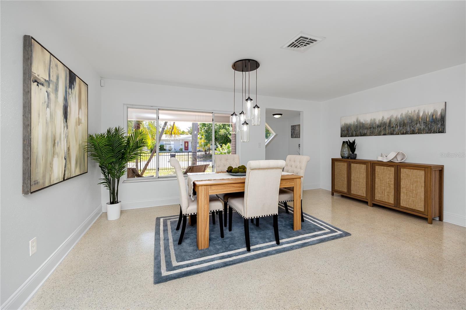 Listing photo id 3 for 6482 20th Street N