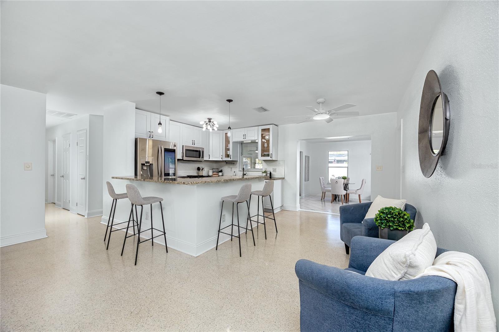 Listing photo id 5 for 6482 20th Street N