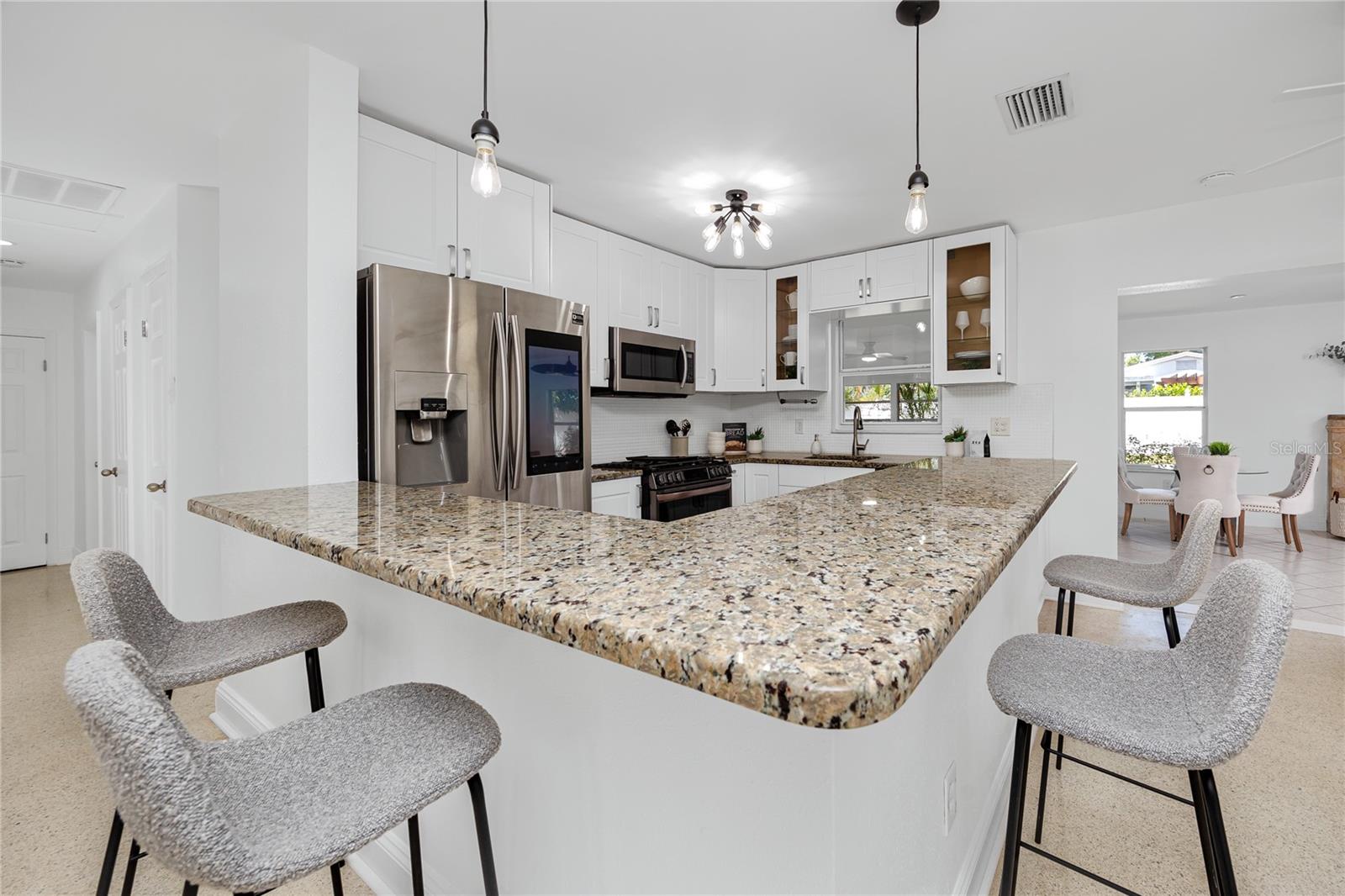 Listing photo id 6 for 6482 20th Street N