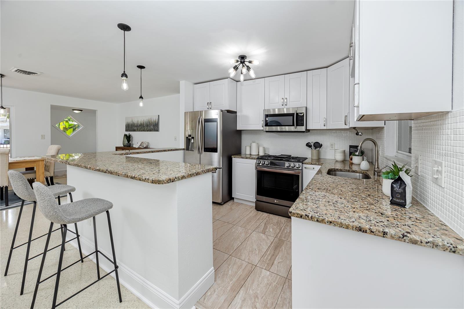 Listing photo id 7 for 6482 20th Street N