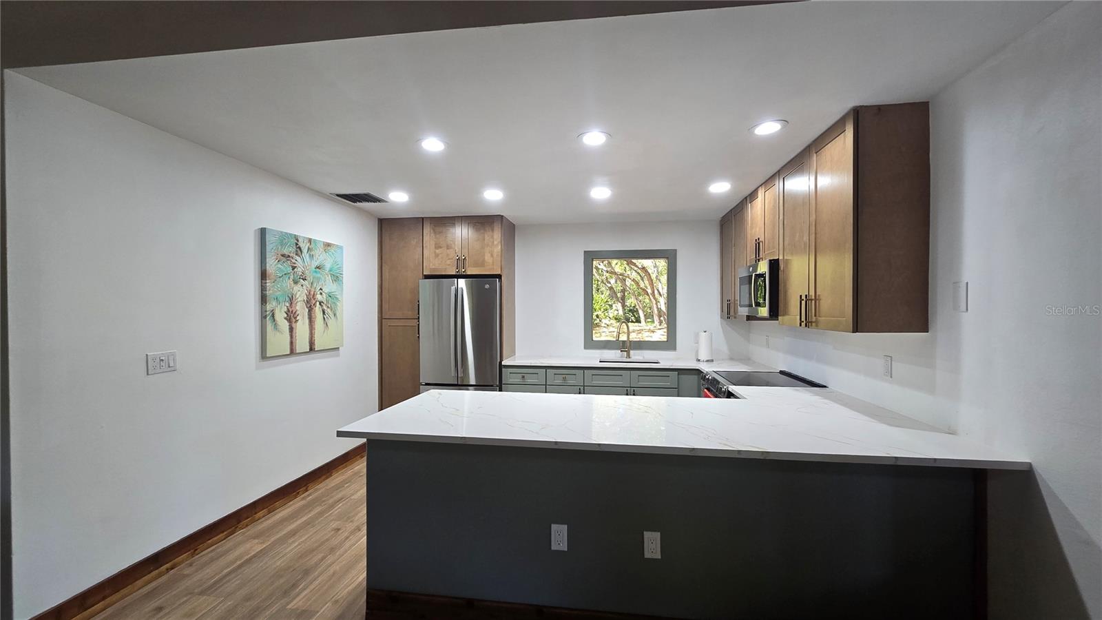 Image 33 of 40 For 406 Lennox Road W