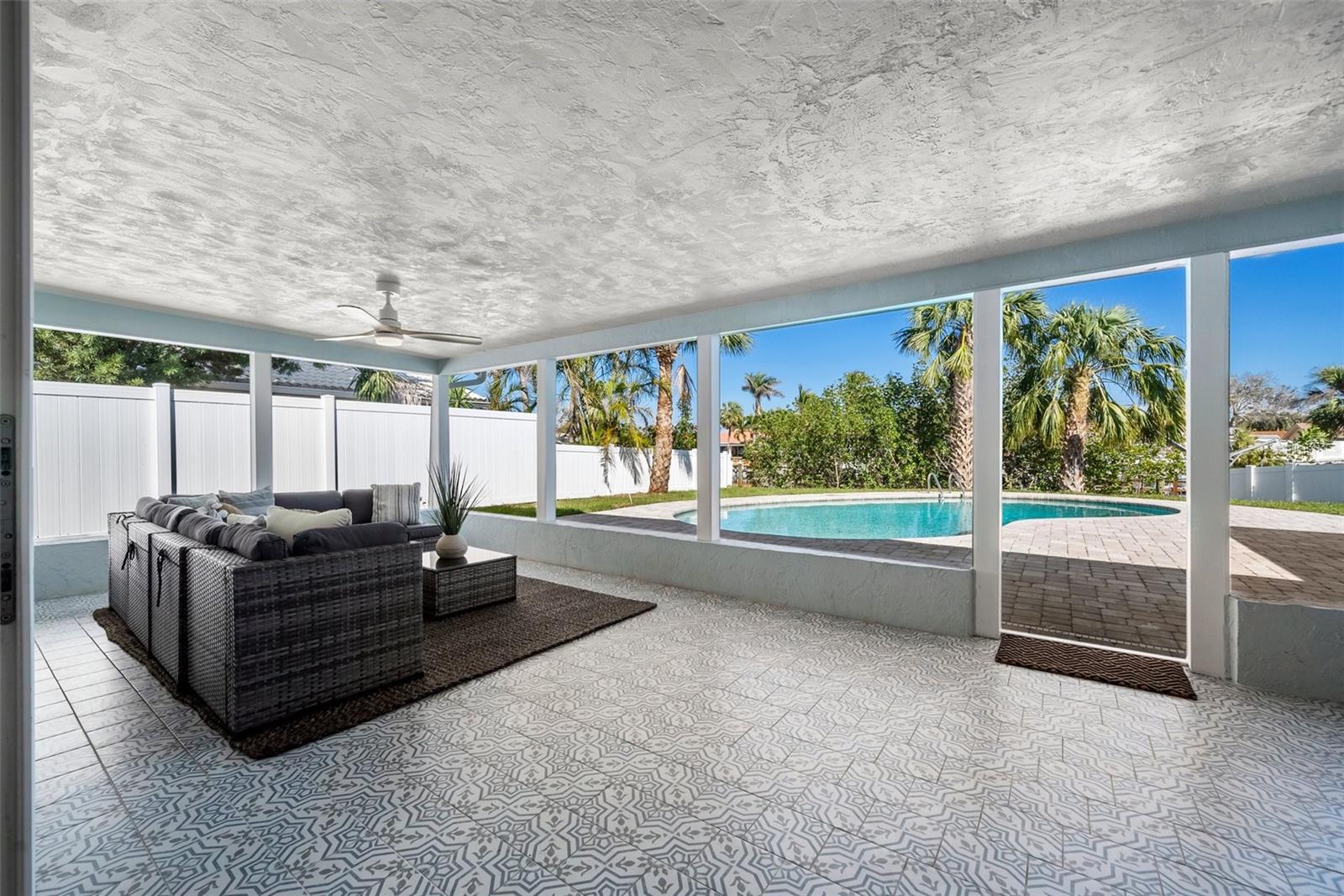 Listing photo id 95 for 4568 40th Street S