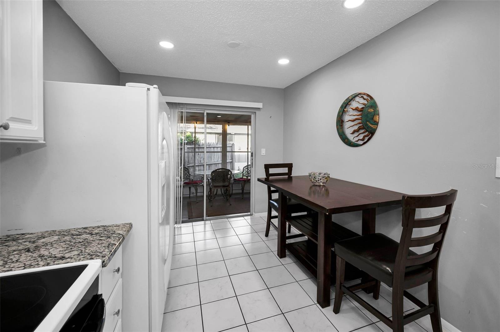 Listing photo id 8 for 859 Oxford Court