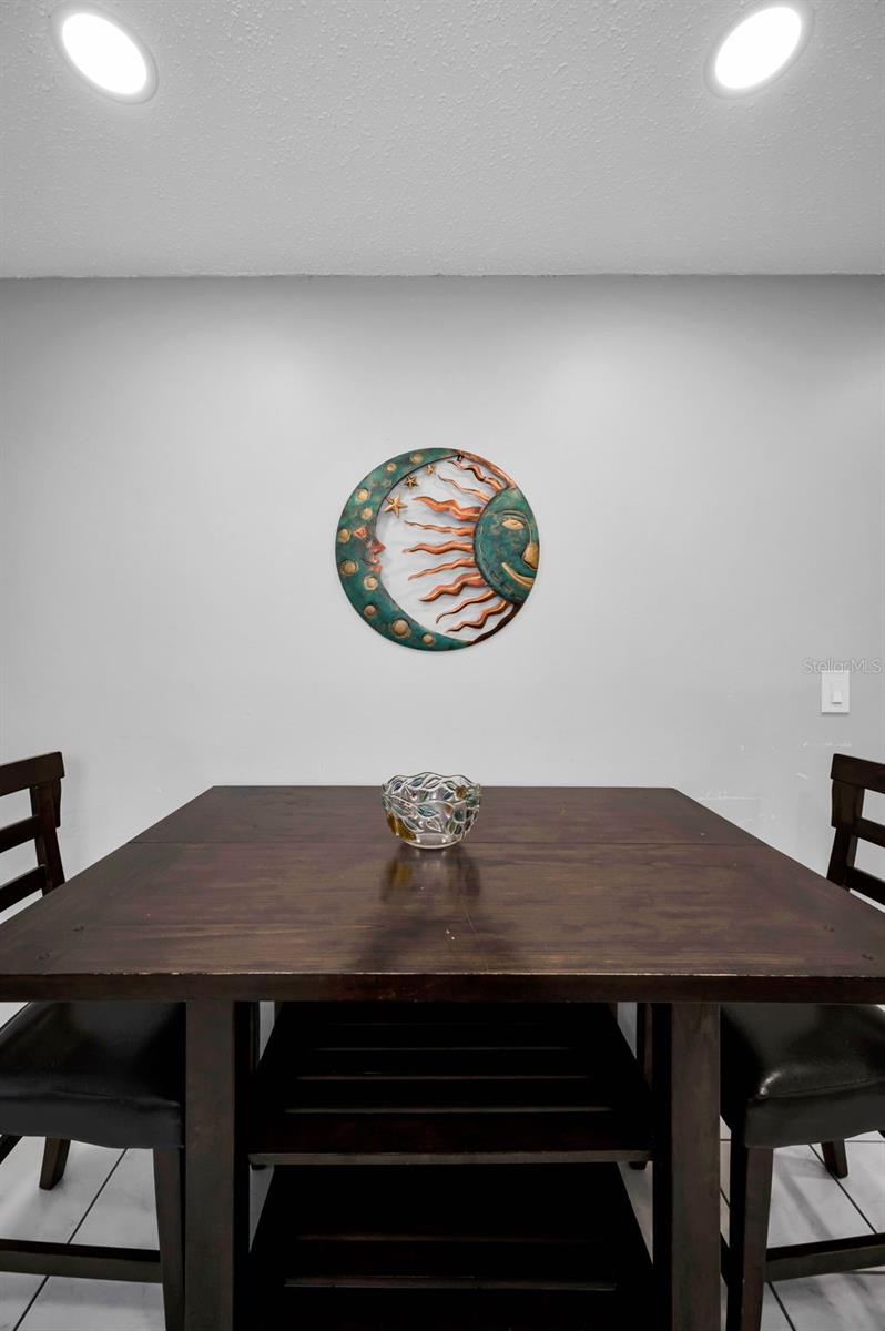 Listing photo id 9 for 859 Oxford Court