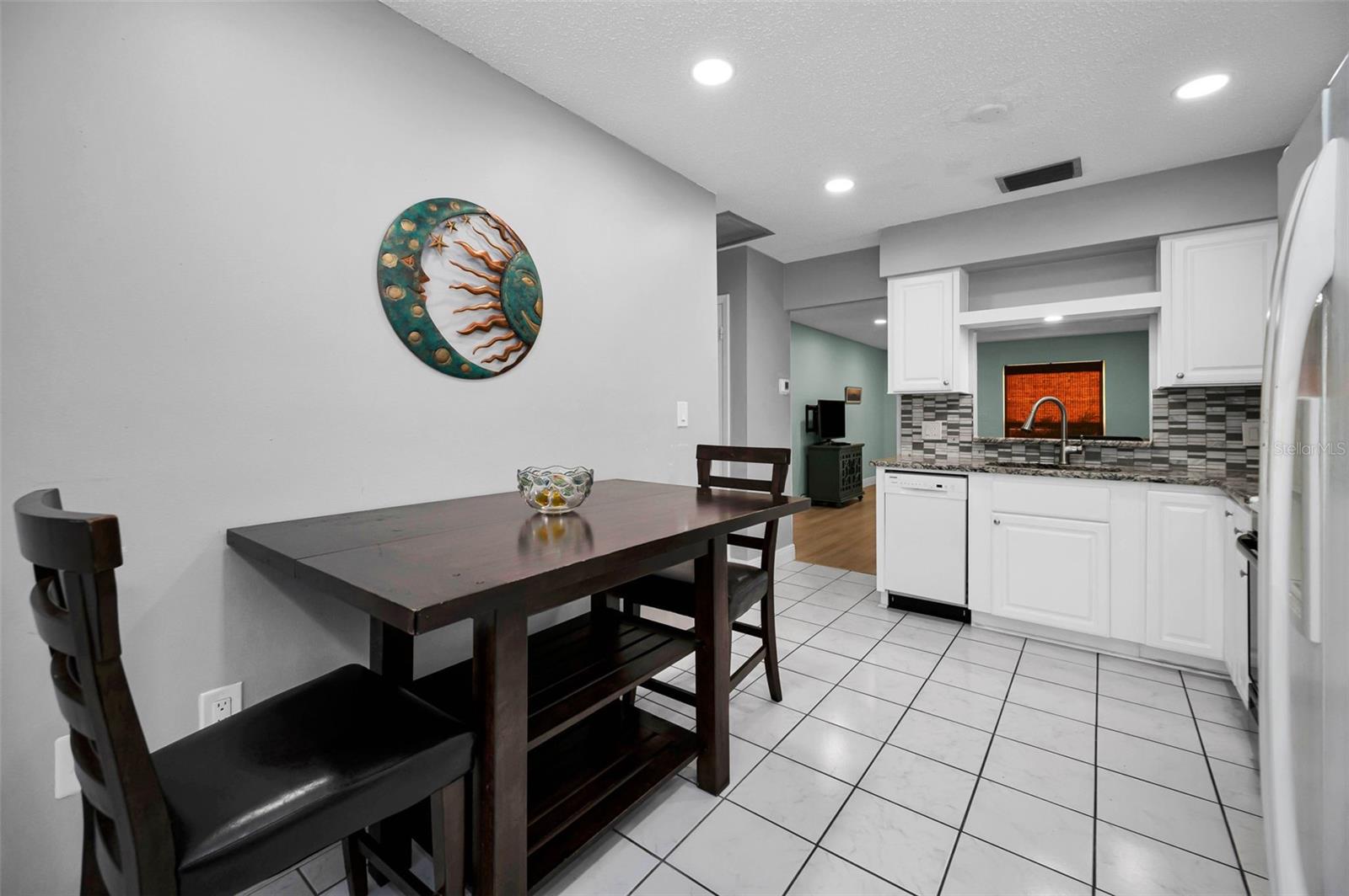 Listing photo id 10 for 859 Oxford Court