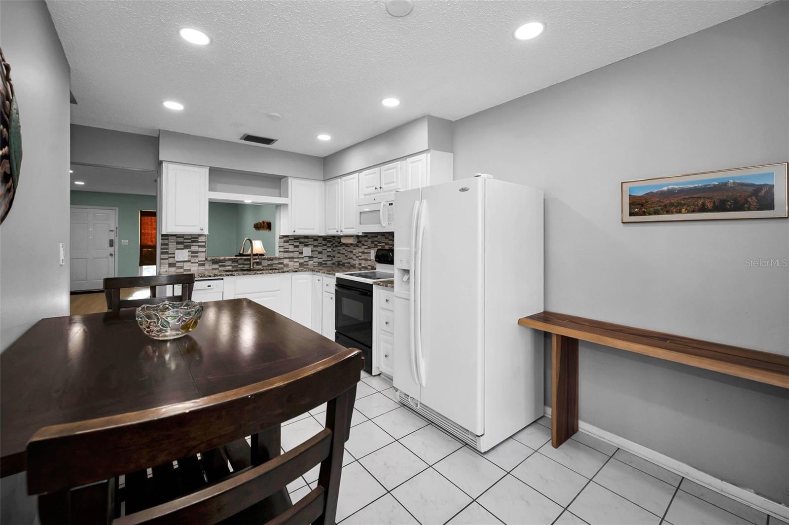 Listing photo id 11 for 859 Oxford Court