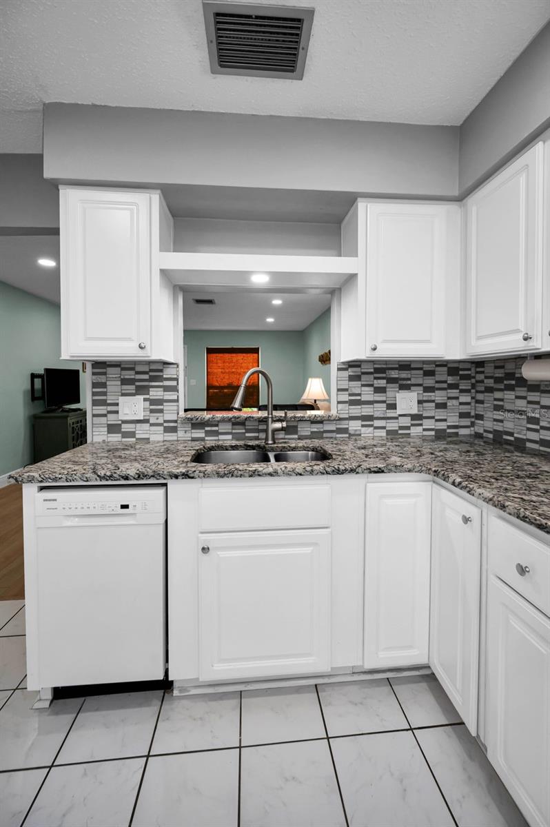 Listing photo id 12 for 859 Oxford Court