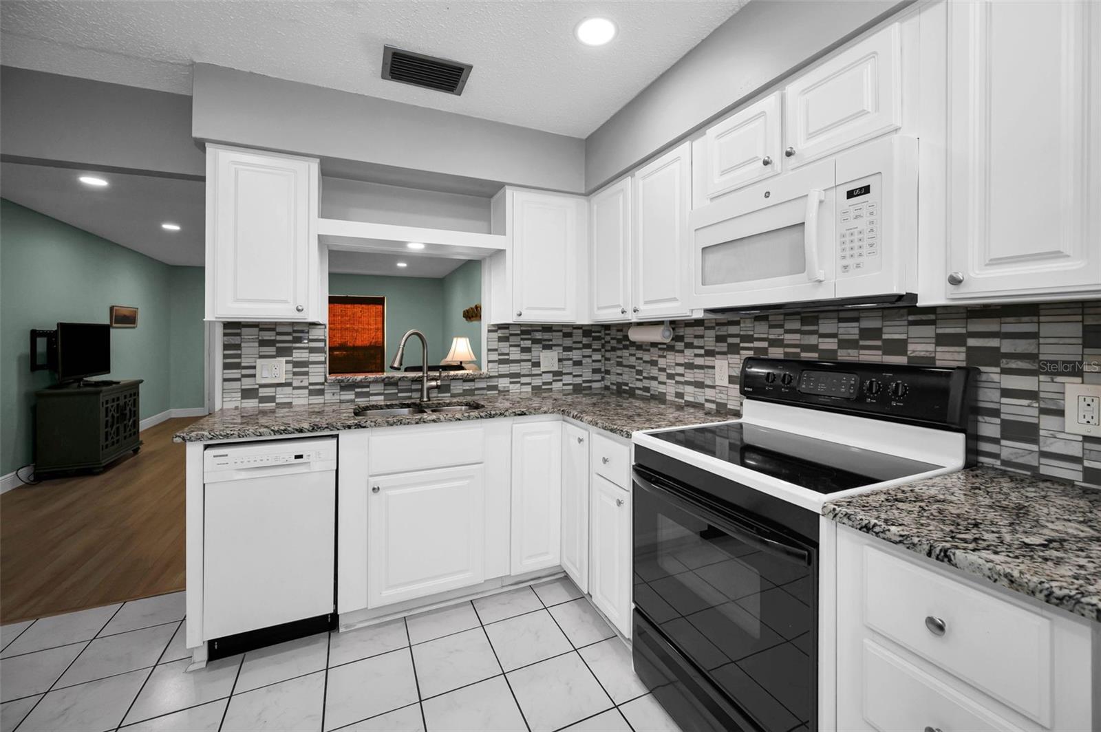 Listing photo id 13 for 859 Oxford Court